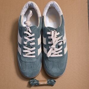Limit Sneaker (Women)